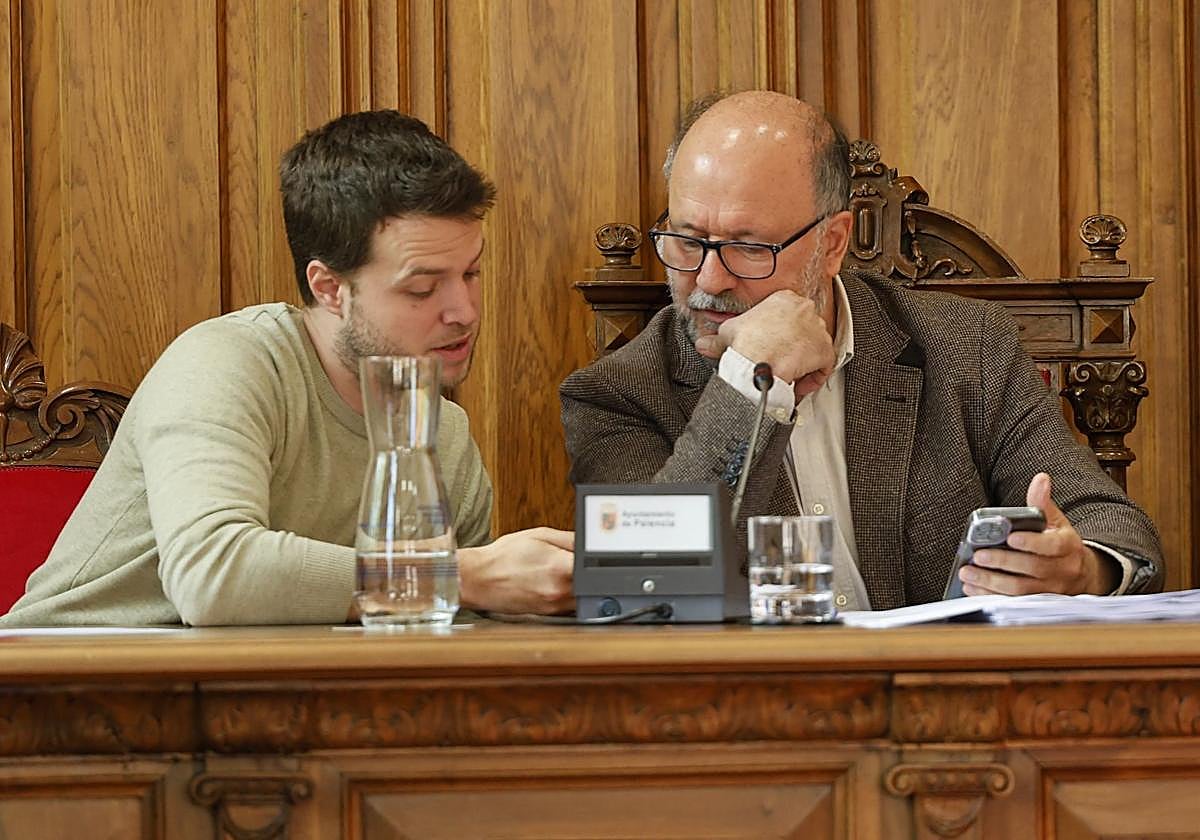 El portavoz del PSOE, Álvaro Bilbao, y el concejal de Hacienda, Carlos Hernández, en el pleno extraordinario de presupuestos del 29 de abril.