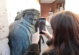 Escultura de Don Juan Tenorio a las puertas de la Casa Zorrilla.