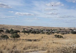 Terrenos del futuro área industrial de La Costanilla, con Hontoria al fondo.