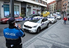 Un policía acordonada la parada de taxis de Angustias, por las que discurrirá la prueba ciclista este jueves.
