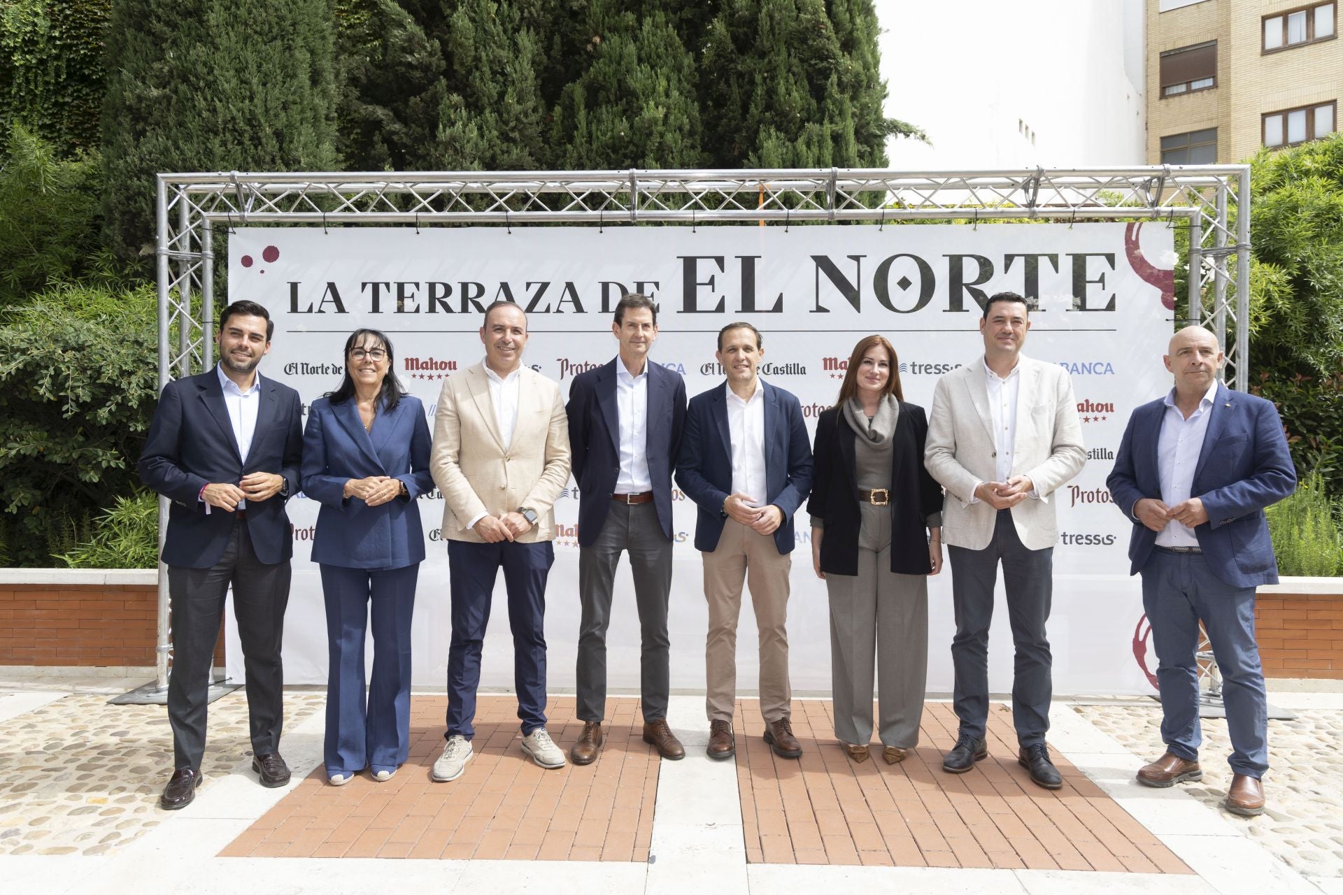 Roberto Migallón, Myriam Martín, Víctor Alonso, Goyo Ezama (director general de El Norte), Conrado Íscar (presidente de la institución provincial), Yolanda Burgoa, Javier González y Julio César García, de la Diputación Provincial de Valladolid.