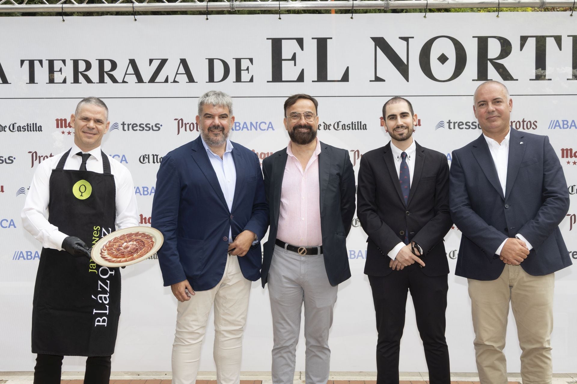 El cortador de jamón Batis Pefanis, Fernando Pérez, de Abanca, Paco Blázquez, de Jamones Blázquez, Javier Pérez, de Javier Sanz Viticultores, y Marcos Lamas, de Abanca.