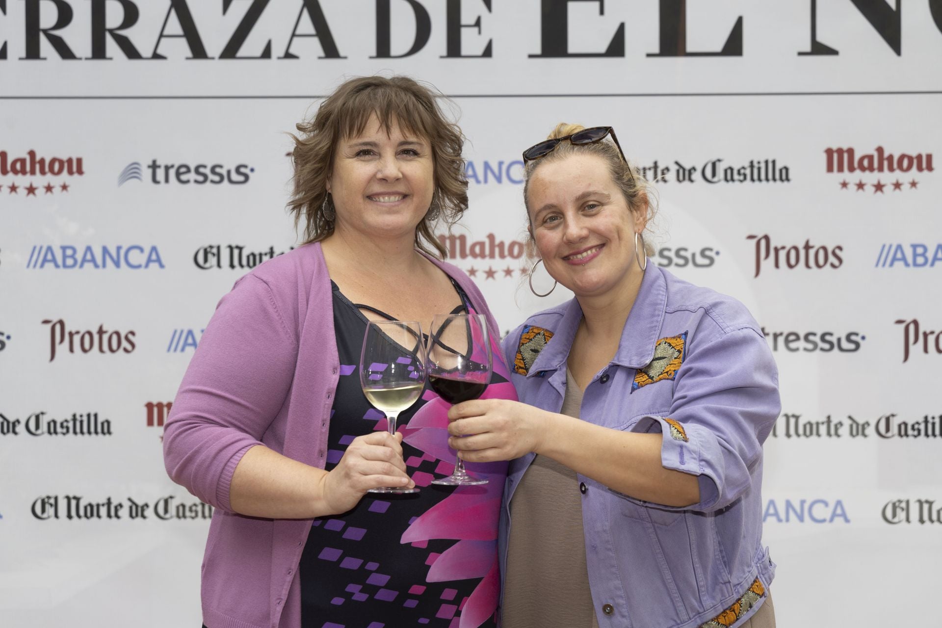 Sandra Hierro, de Senti2 Quiromasaje, e India Cala.