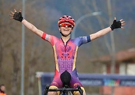 Lidia Castro celebra el triunfo en el Campeonato de España de cross.