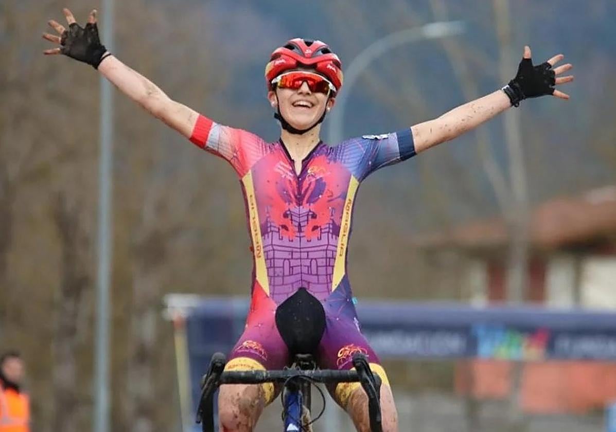 Lidia Castro celebra el triunfo en el Campeonato de España de cross.