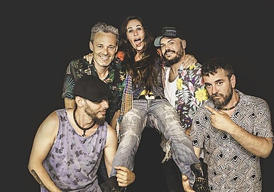 María La Mónica, con sus músicos.