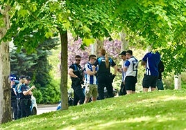 Agentes de la Policía Local identifican a aficionados del alavés.
