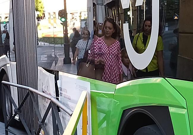 El bus, atascado por la valla en el giro.