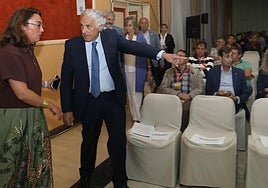 El director general de Agropal, César Reales, acompaña a la consejera María González Corral.