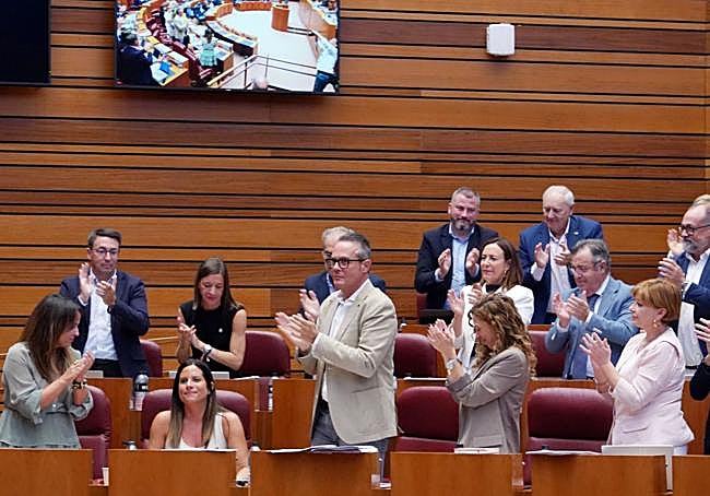 Los socialistas aplauden la intervención de la leonesa Nuria Rubio.