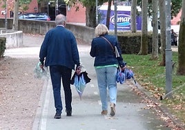 Viandantes con paraguas en la mañana de este miércoles en el carril bici de Parquesol.