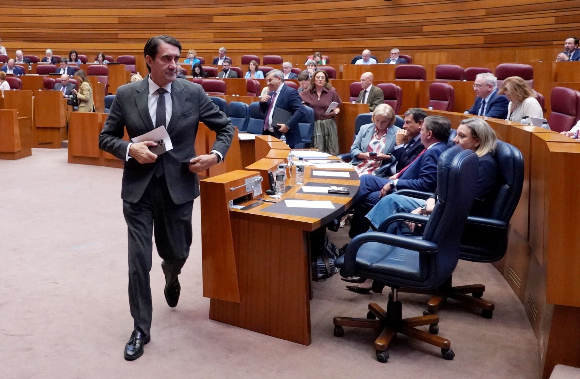 Juan Carlos Suárez-Quiñones abandona el hemiciclo en la sesión de este miércoles.