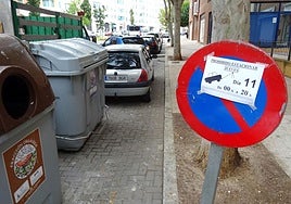 Señales que prohíben aparcar en la calle Hernando de Acuña de Parquesol por el paso de la etapa contrarreloj de la Vuelta.