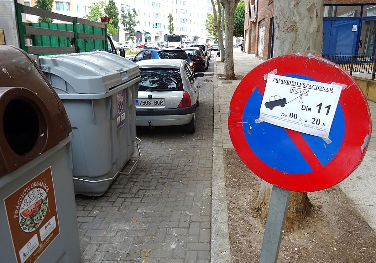 Señales que prohíben aparcar en la calle Hernando de Acuña de Parquesol por el paso de la etapa contrarreloj de la Vuelta.