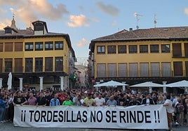 Los vecinos, durante la protesta en la Plaza Mayor que obligó a recular al Ayuntamiento.