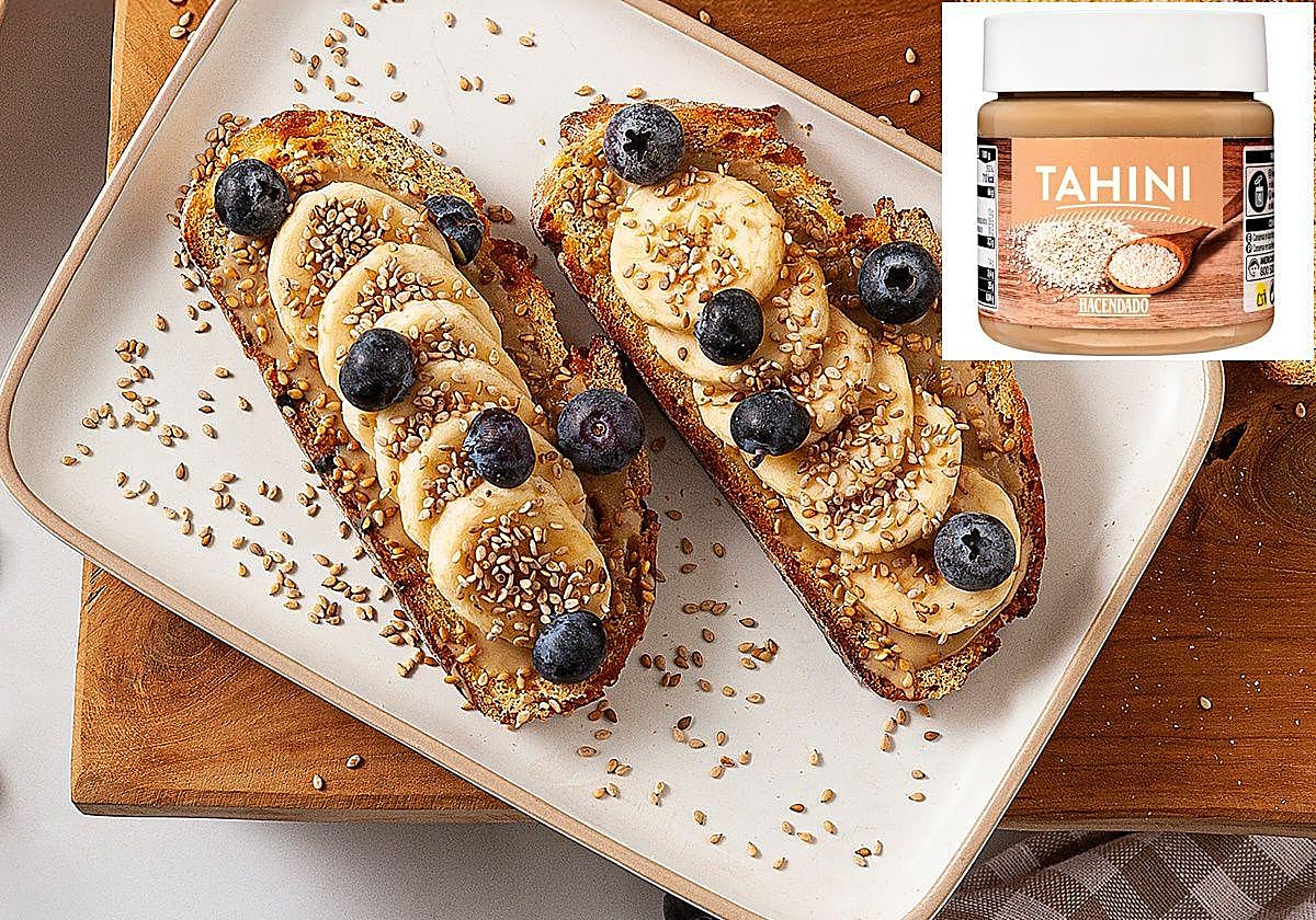 Tosta de plátano, arándanos y tahini.