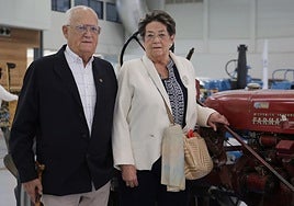 José Luis Horcajo y su esposa, Mari Carmen Llorente, con uno de los tractores que exponen en la Feria de Muestras de Valladolid, idéntico al que se puede ver en la película de Superman de 1978.