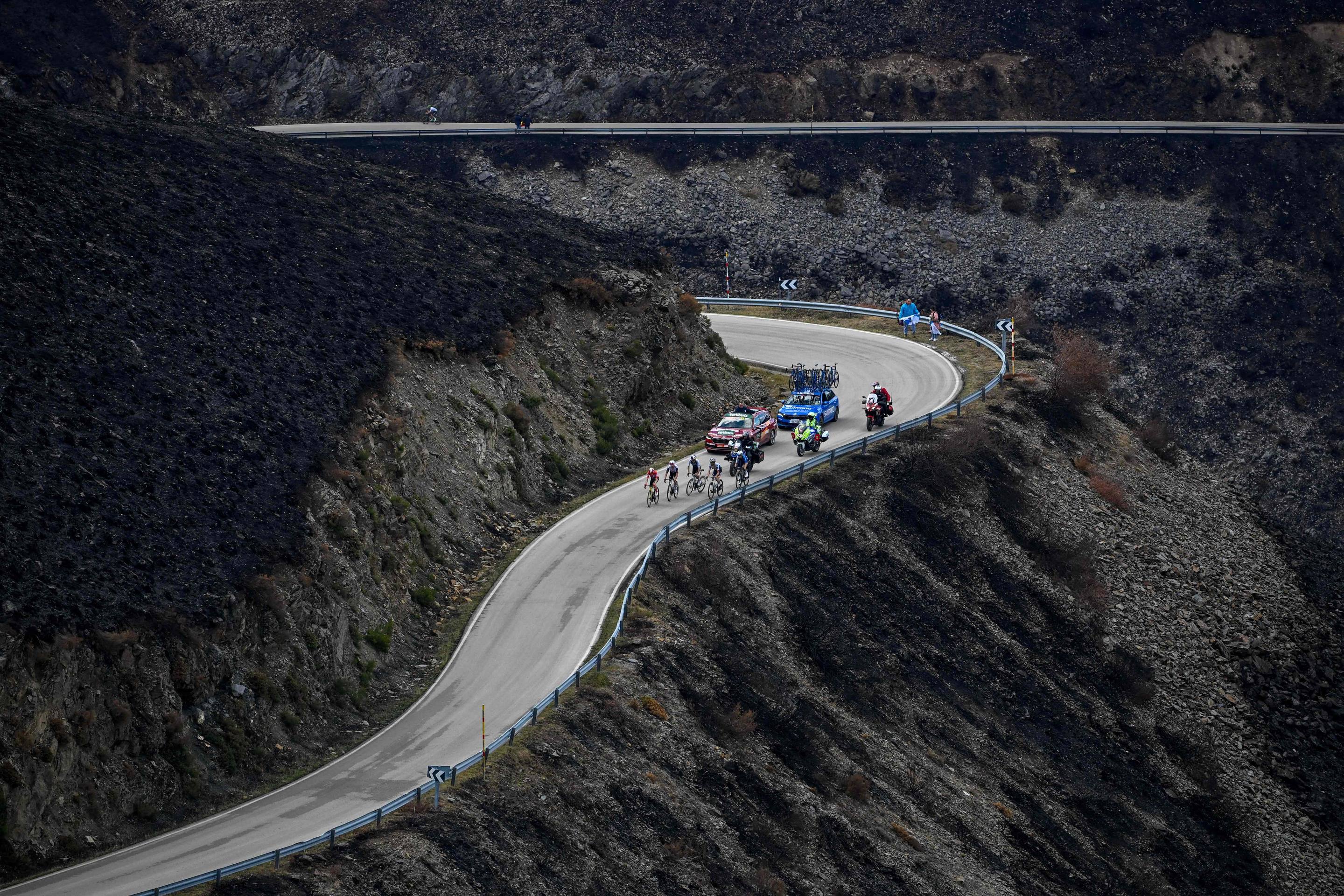 La Vuelta se funde a negro por los incendios forestales en León