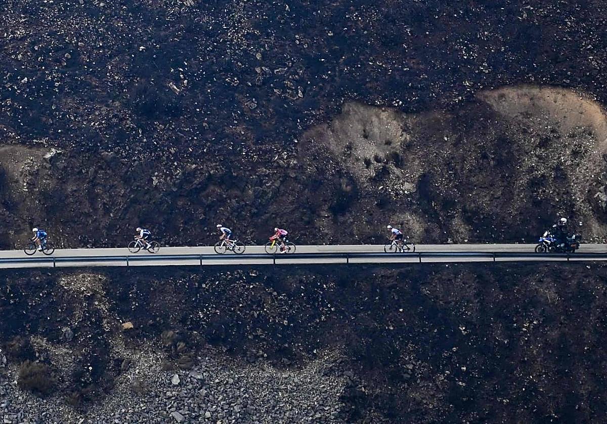 La Vuelta se funde a negro por los incendios forestales en León