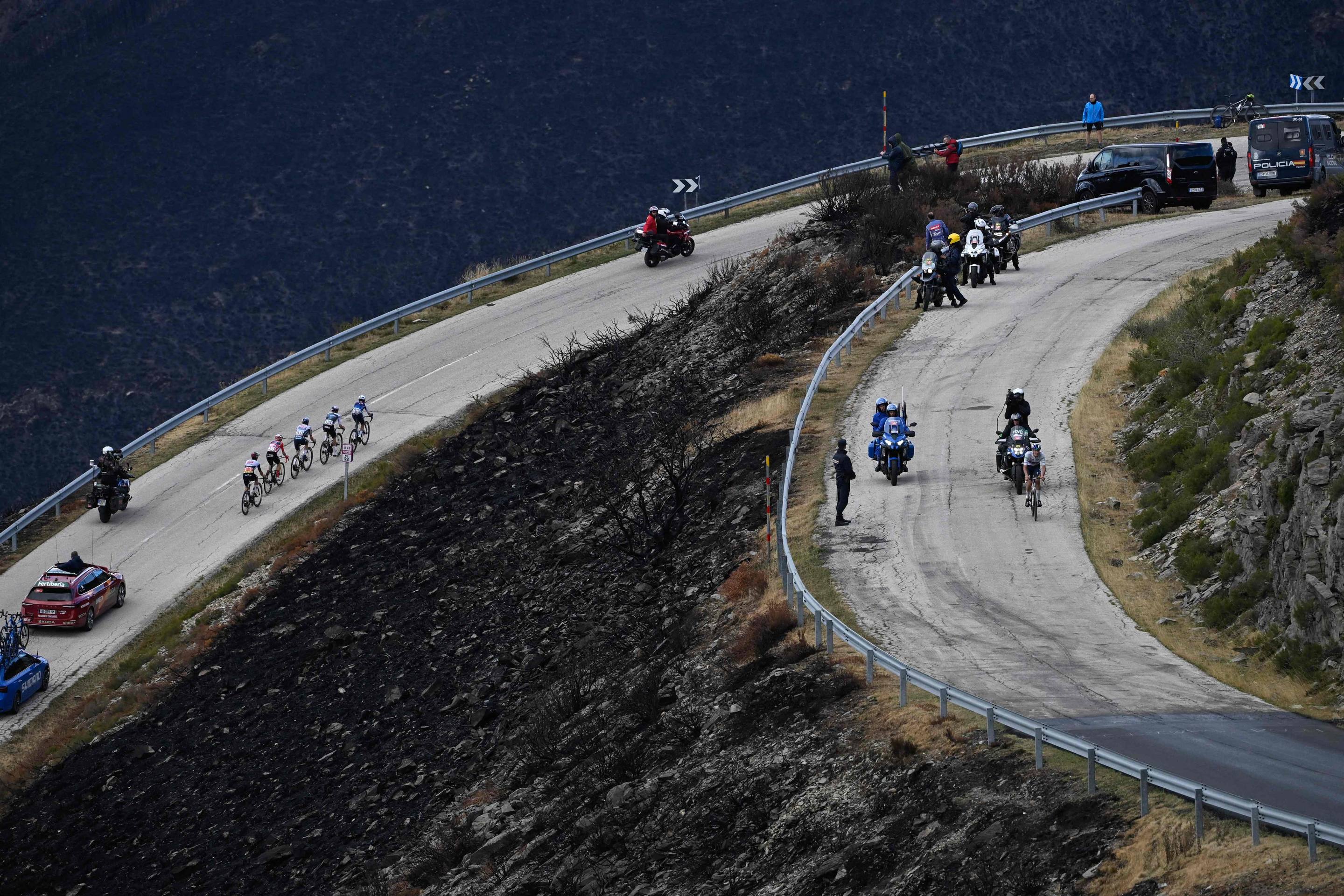 La Vuelta se funde a negro por los incendios forestales en León