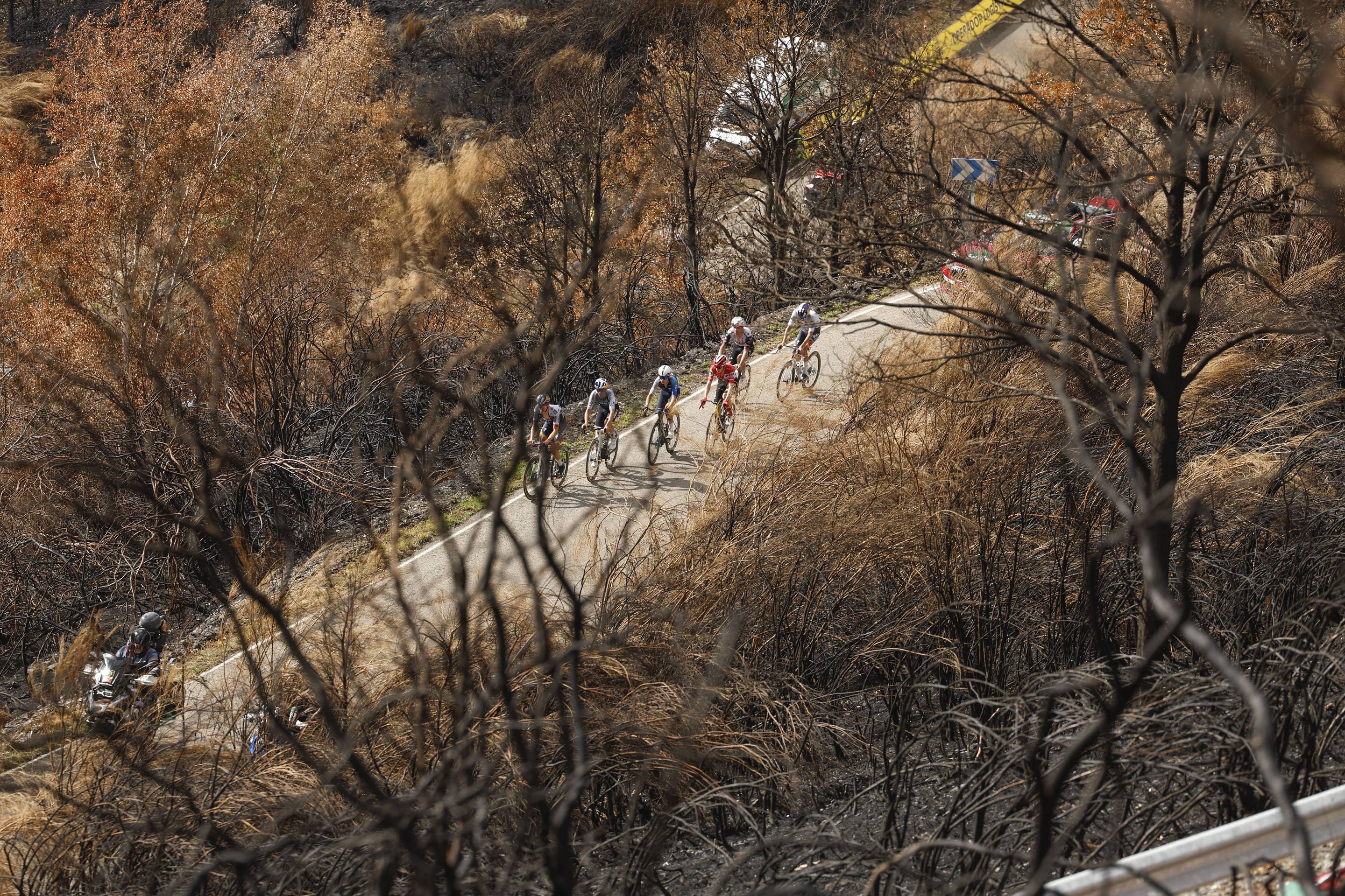 La Vuelta se funde a negro por los incendios forestales en León