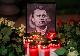 Velas delante de una foto del fallecido activista político estadounidense Charlie Kirk durante una vigilia en respuesta a su asesinato.