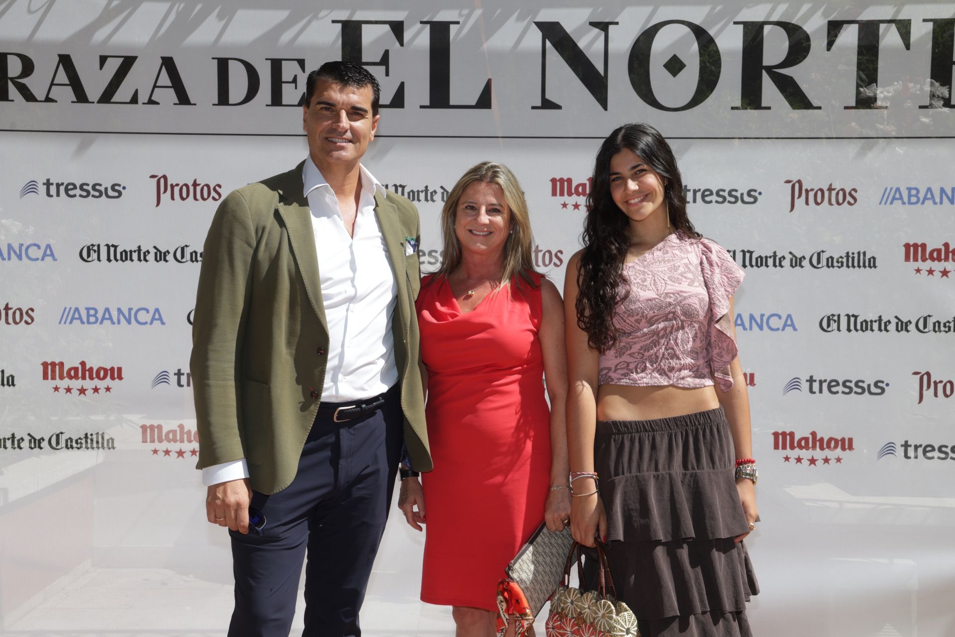 Santiago Campos, de CMD Salud, acompañado por Marta Sanz y Candela Campos.