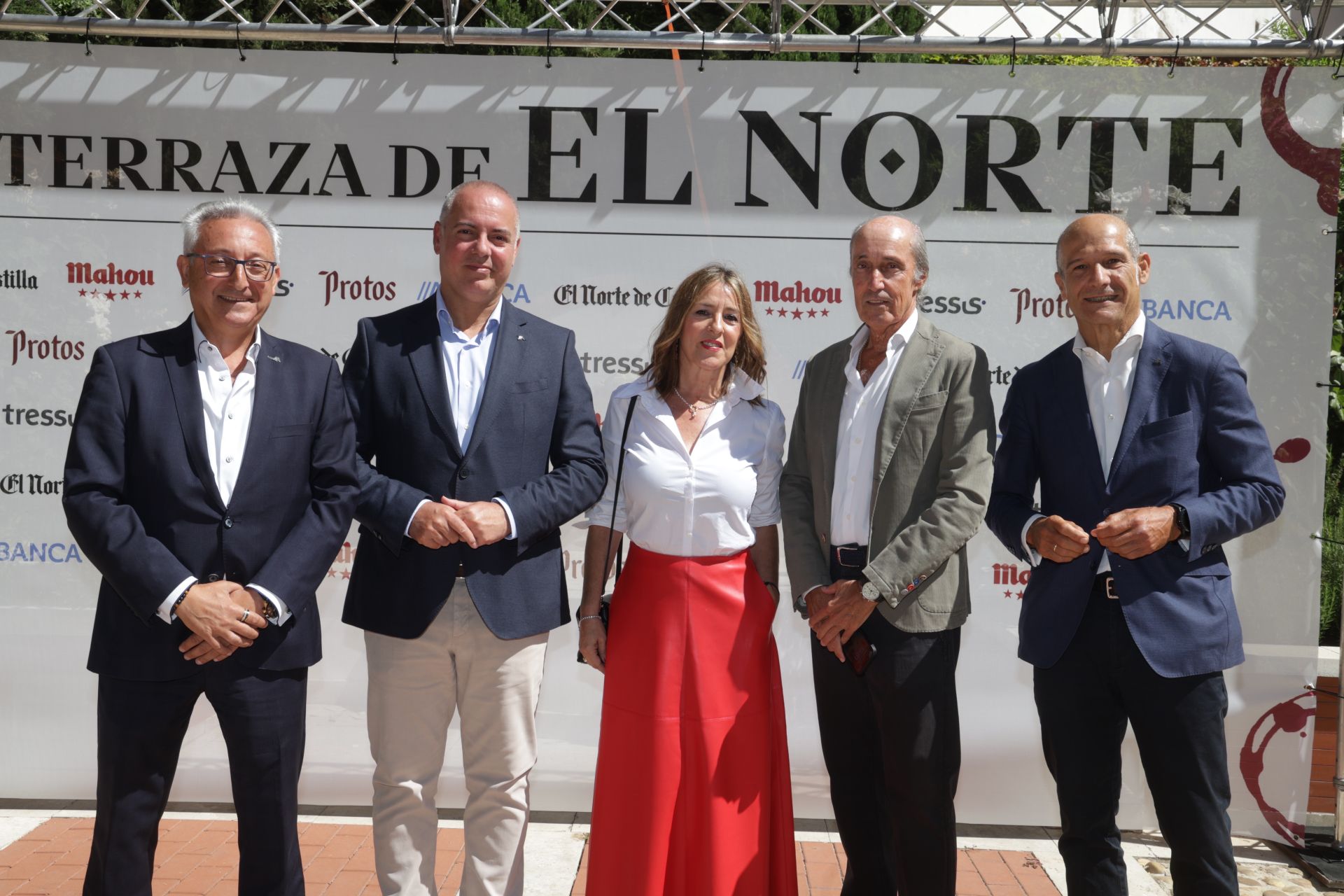 Fernando Ortega y Marcos Lamas, de Abanca, con Raquel Ponte y José María Hervás, de Bodegas Mocén, y Carlos Suanzes, de Abanca Banca Privada.