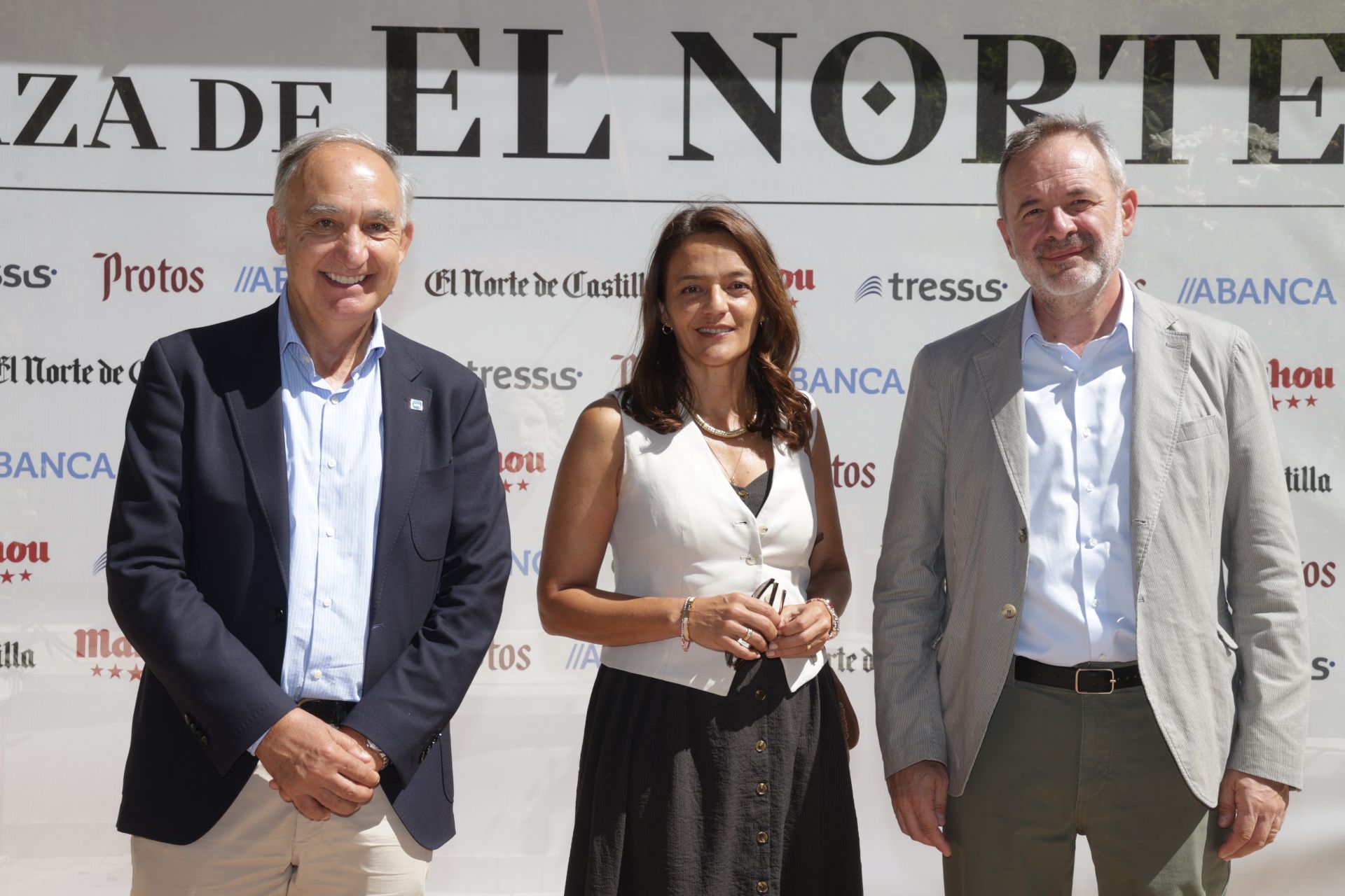 Antonio Largo, rector de la UVA, Helena Villarejo, secretaria general de la UVA, y Ángel Ortiz, de El Norte.