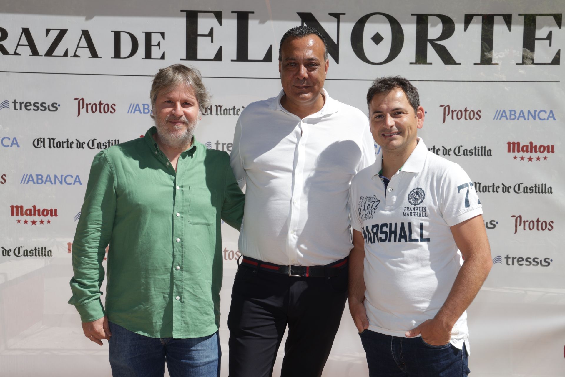 El humorista Martín Luna con Luis González, de Metro Inmobiliaria, y Eduardo Simón, podólogo.