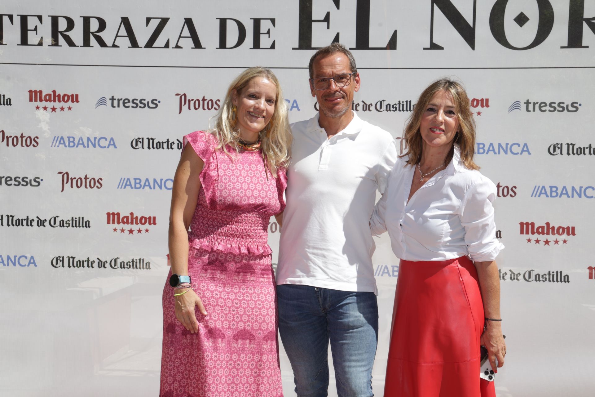 María Eugenia Martínez y Vicente Alonso, de Casa Tino, con Raquel Ponte, de Bodegas Mocén.