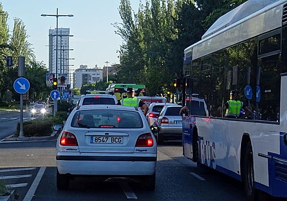 Retenciones en la avenida de Salamanca, en el cruce con la avenida de Miguel Ángel Blanco.