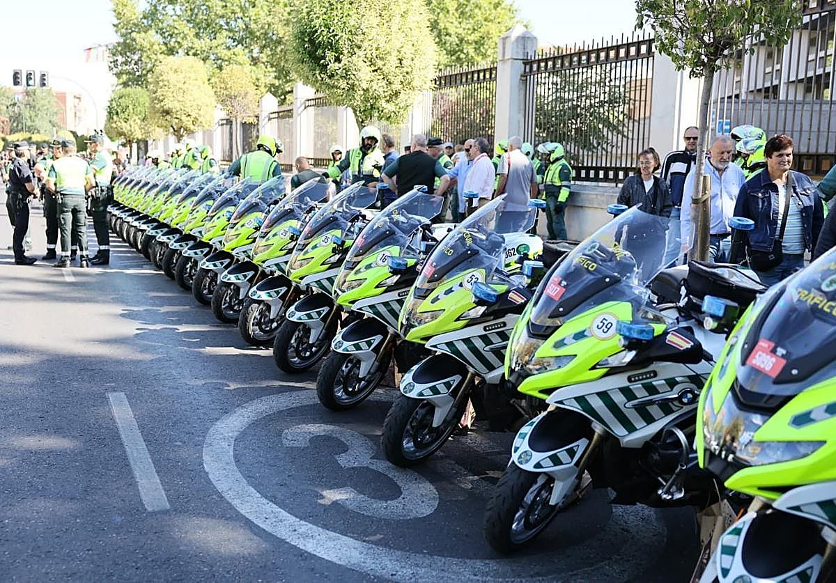 Motocicletas de la Unidad de Movilidad y Seguridad Vial de la Guardia Civil desplegadas en Cardenal Torquemada antes del inicio de la prueba, este jueves.
