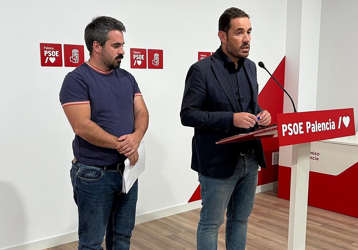 Los diputados del PSOE Jorge Ibáñez y Miguel Ángel Blanco, en la rueda de prensa.