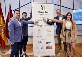 Roberto Díez, José Antonio de Pablo, Víctor Alonso y Yolanda Burgoa señalan el cartel.