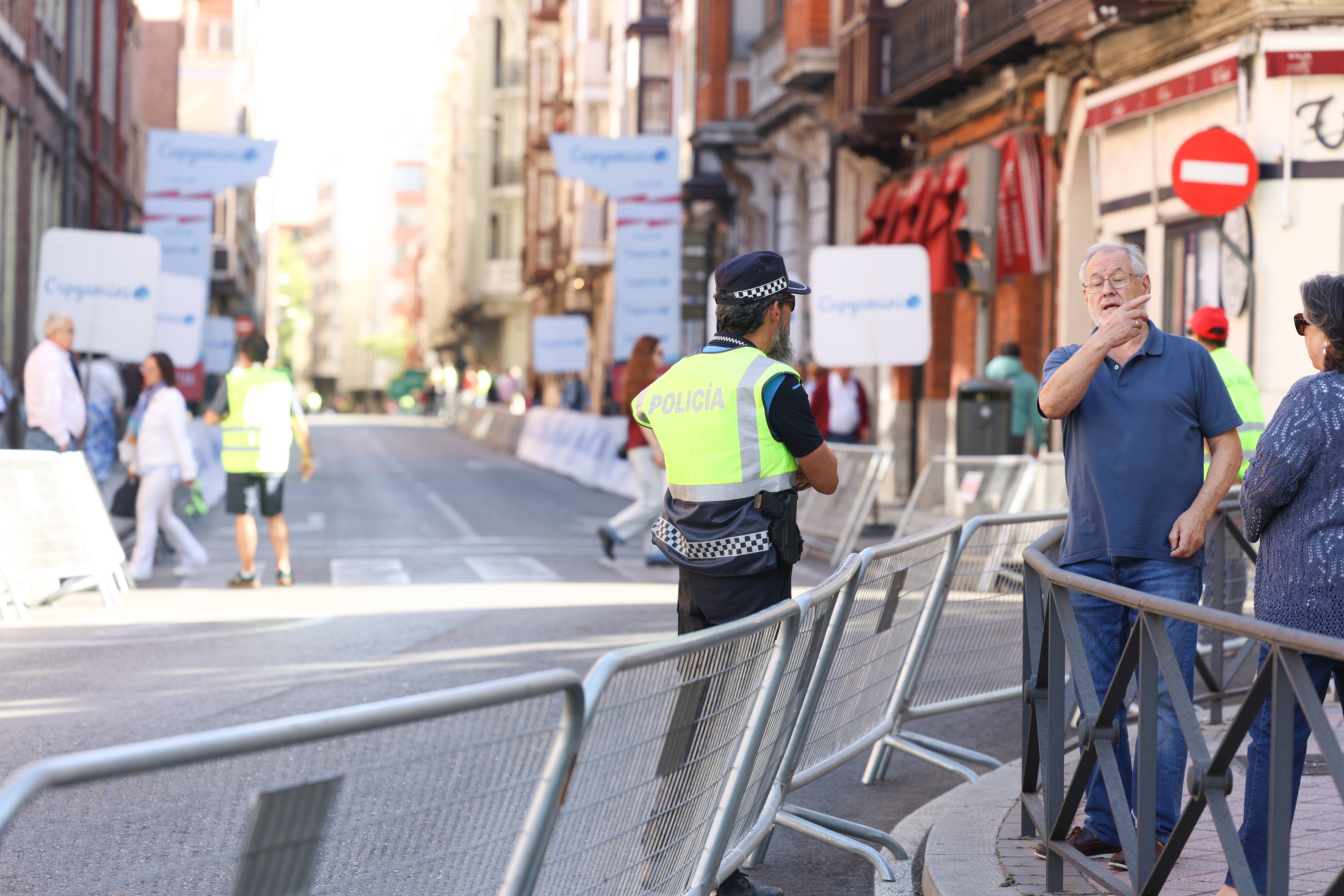 Imágenes del ambiente previo al inicio de La Vuelta