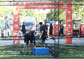 Personal de La Vuelta prepara la puesta a punto de la carrera