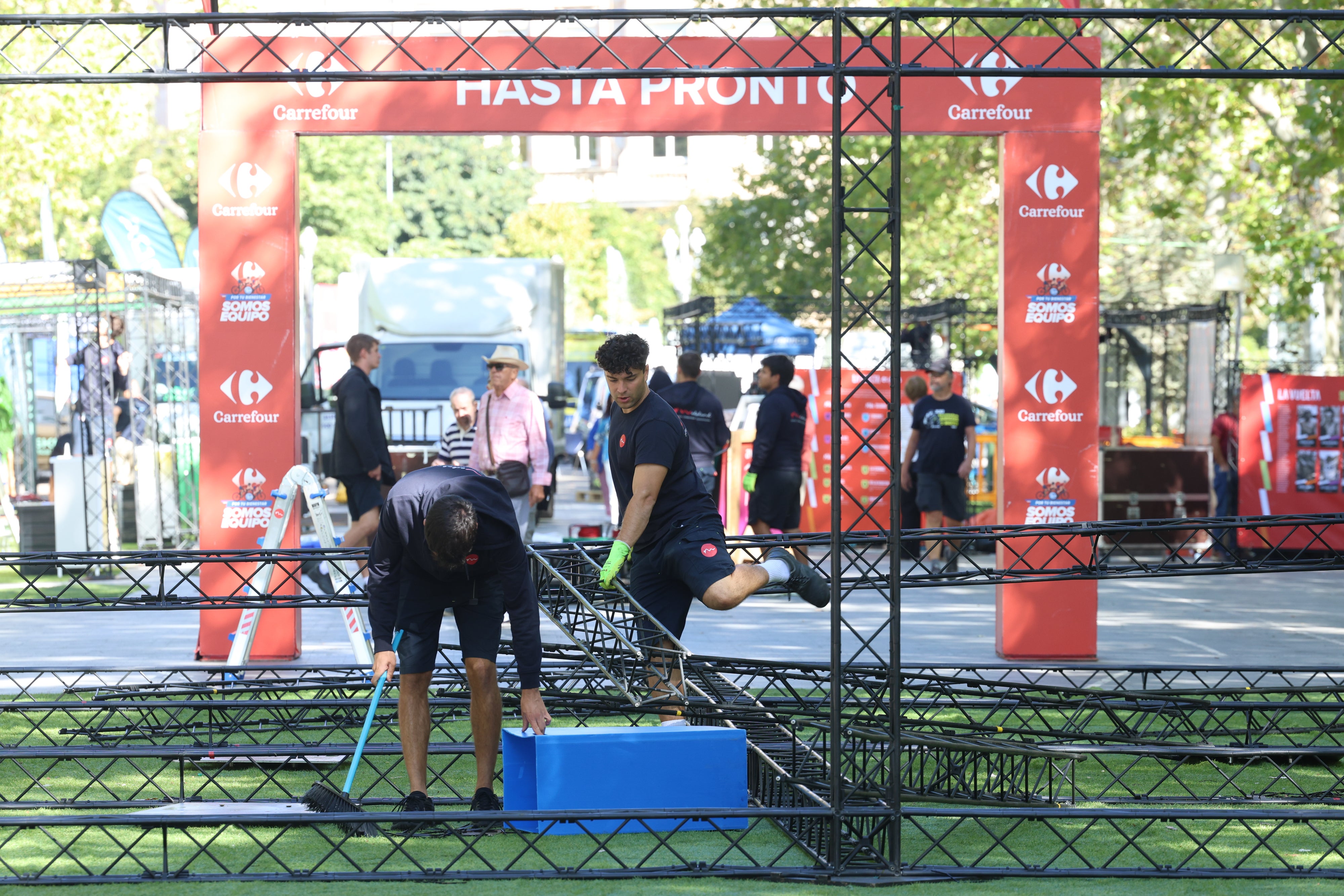 Imágenes del ambiente previo al inicio de La Vuelta