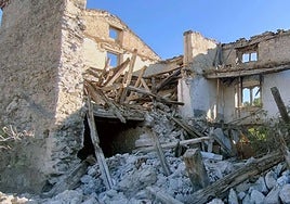 Interior del palacio situado en San Miguel de Neguera tras el derrumbe.