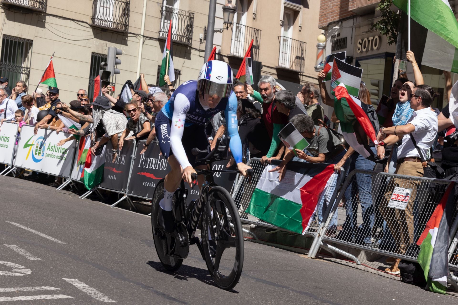 Las imágenes de la celebración de la contrarreloj de La Vuelta a su paso por Valladolid