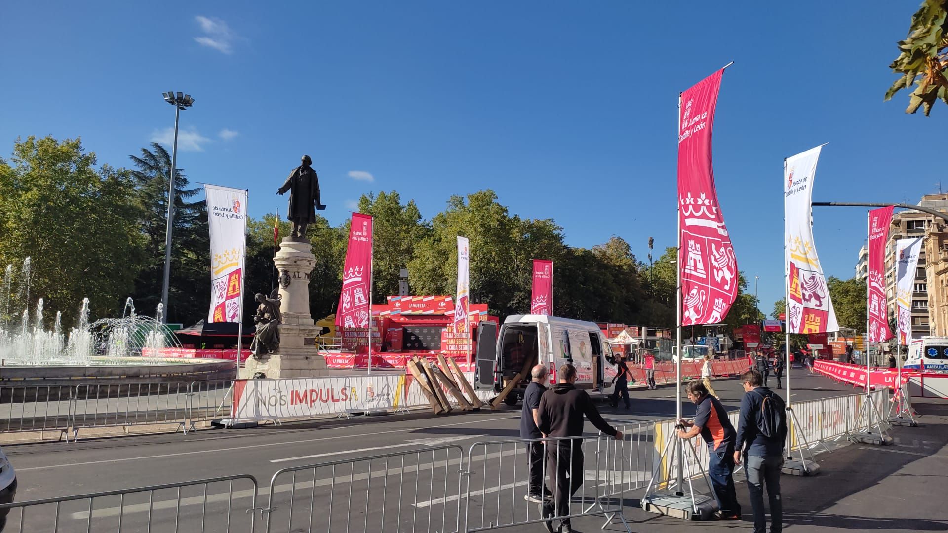 Preparativos de la línea de meta, ante la Academia de Caballería.