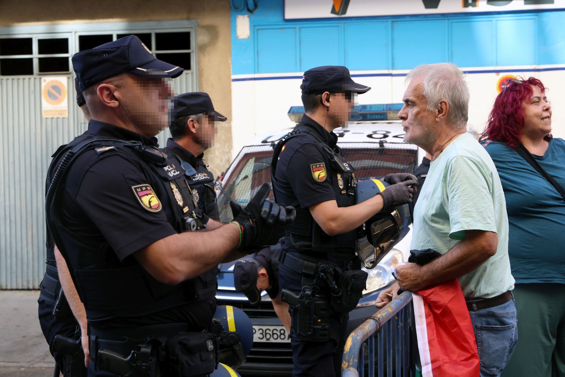Manifestantes acuden a la comisaria tras las detenciones por las protestas en favor a Palestina