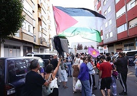 Protesta a las puertas de la comisaría de la policía nacional en la calle Gerona, por la detención durante la vuelta de dos manifestantes