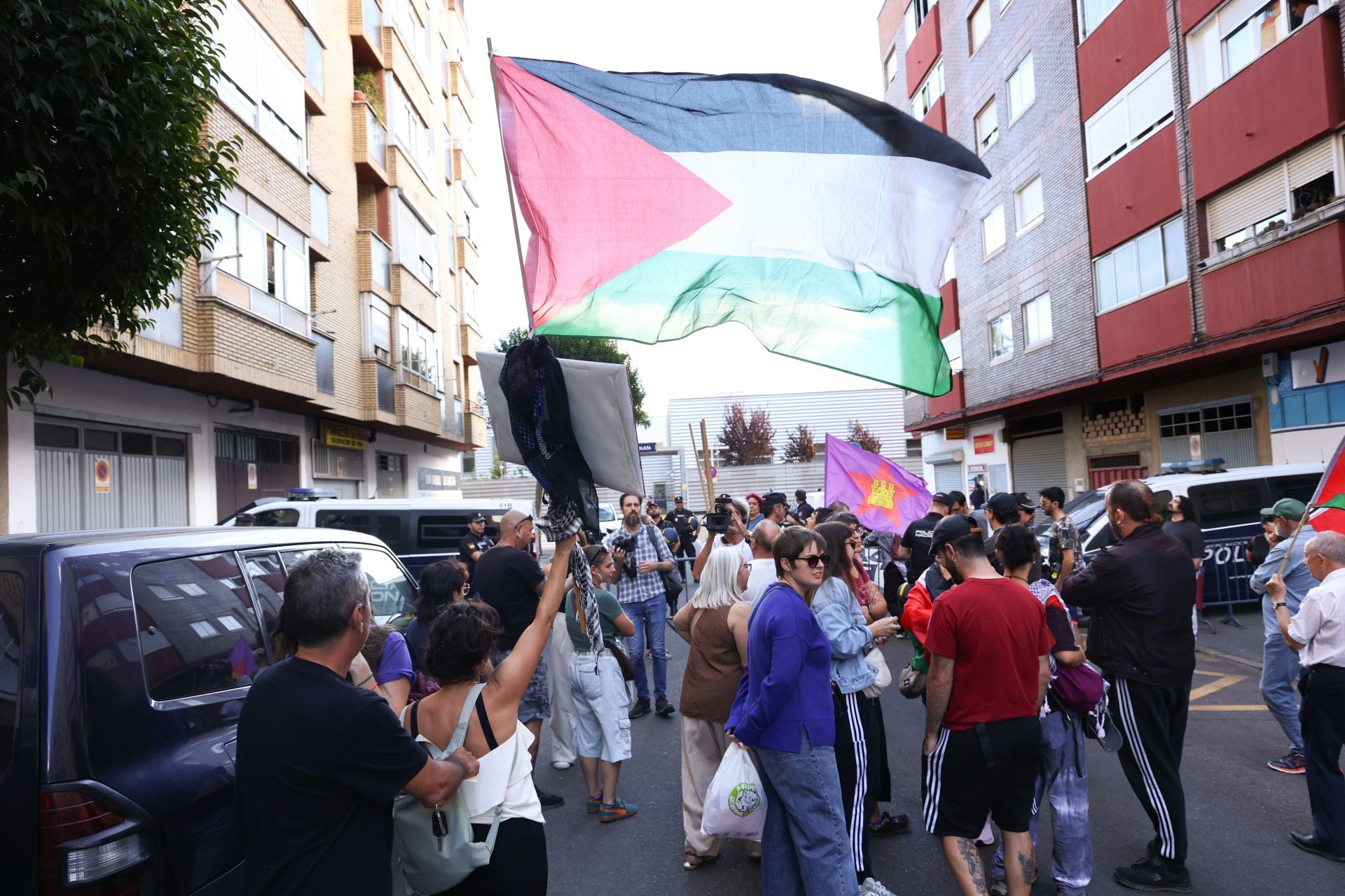 Manifestantes acuden a la comisaria tras las detenciones por las protestas en favor a Palestina