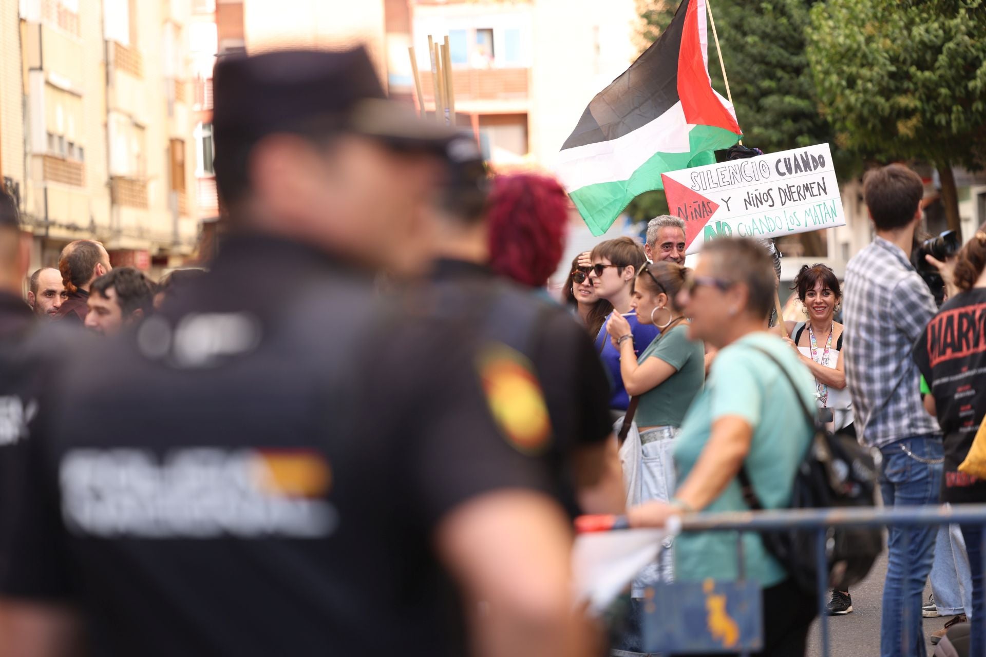 Manifestantes acuden a la comisaria tras las detenciones por las protestas en favor a Palestina