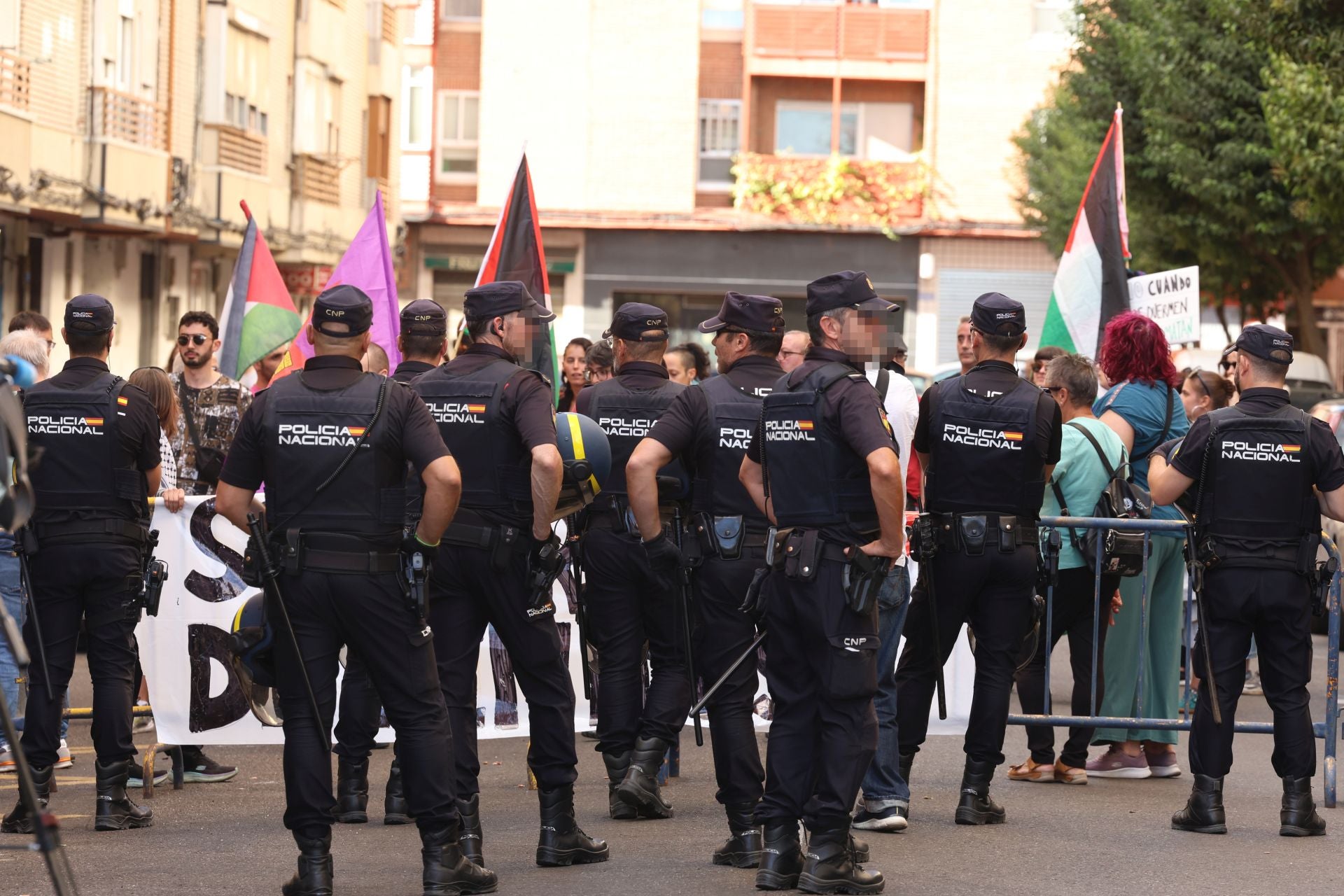 Manifestantes acuden a la comisaria tras las detenciones por las protestas en favor a Palestina