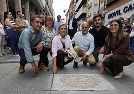 La familia de David García de la Loma, con la placa en su honor en la Calle Mayor.