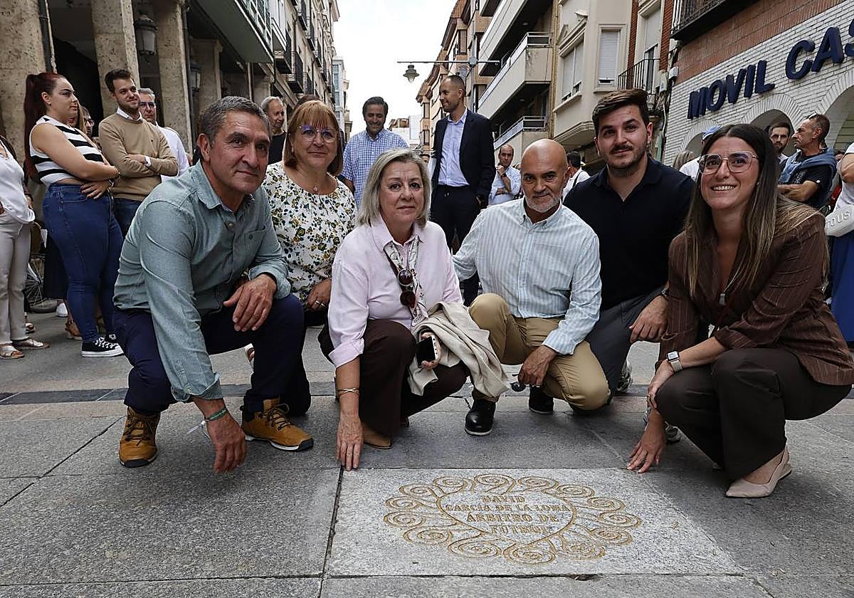 La familia de David García de la Loma, con la placa en su honor en la Calle Mayor.