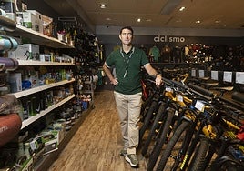 El vendedor Javier Martín en la sección de ciclismo de la planta de Deportes de El Corte Inglés