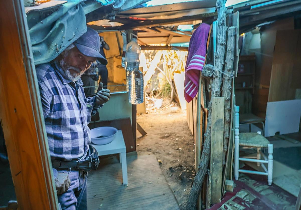 Emilio Barrul, a la entrada de su 'chabolita', en la VA-20.